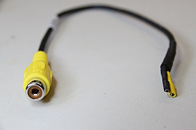 My MFD adapter: two standard female square socket pins at one end (for the MFD), and an RCA connector at the other end (for the video cable from the camera). Note that a computer (PC) speaker cable (or CDROM audio cable) has the same kind of pins with the correct spacing. (z0612000)
